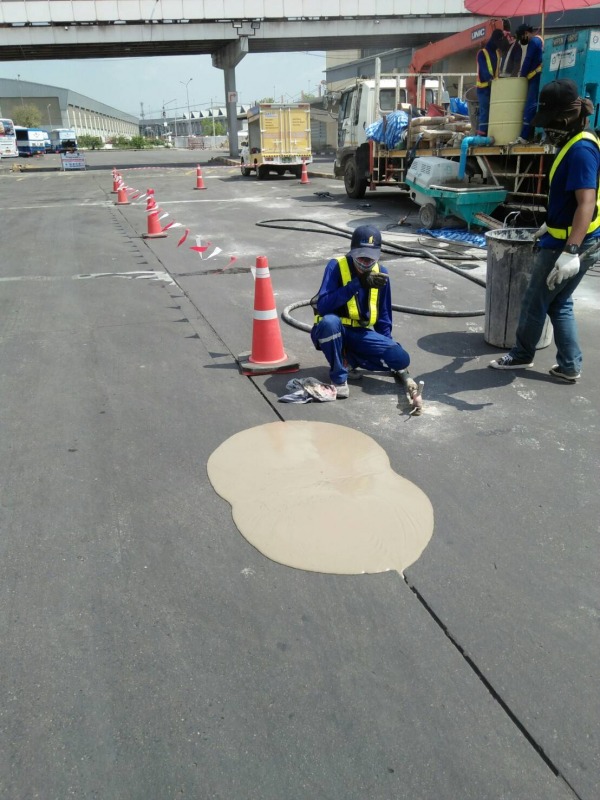 การปิดซ่อมโพรงใต้พื้นถนนคอนกรีตด้วยวัสดุน้ำปูน (Cement Slurry) การปิดซ่อมโพรงใต้พื้นถนนคอนกรีตด้วยวัสดุน้ำปูน (Cement Slurry)